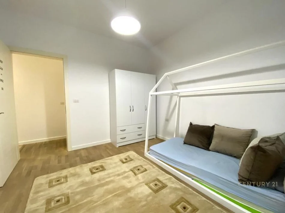 Tirane, jepet me qera apartament 3+1 Kati 1, 197 m² 1.200 € (KOPSHTI BOTANIK)