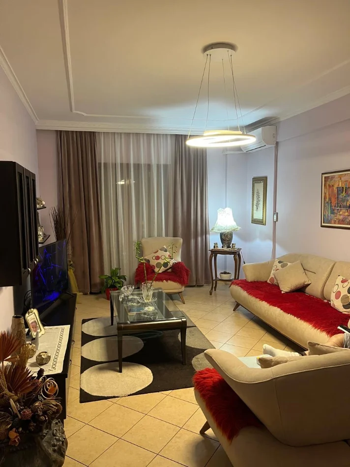 Tirane, jepet me qera apartament 2+1+Aneks+Ballkon Kati 5, 106 m² 700 € (Rruga e Kavajes, tek Kisha Ortodokse)