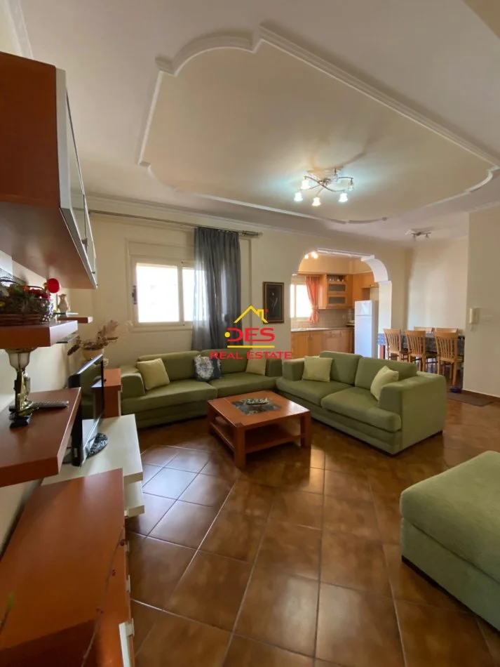 Vlore, jepet me qera apartament 2+1+Ballkon Kati 7, 120 m² 400 € (Rruga Sadik Zotaj)