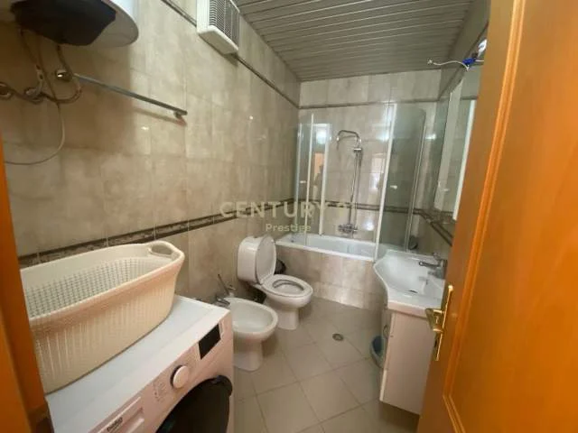 Tirane, jepet me qera apartament 100 m² 700 Euro (bllok)