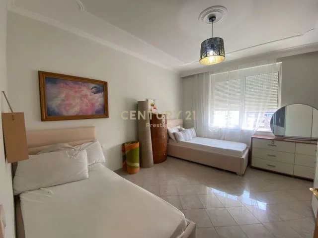 Tirane, jepet me qera apartament 100 m² 700 Euro (bllok)