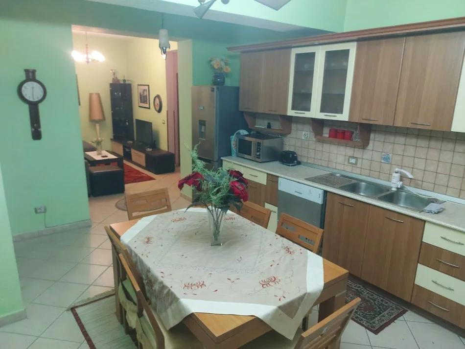 Tirane, jepet me qera apartament 2+1 Kati 2, 120 m² 55.000 € (Ish Tregu Elektrik)