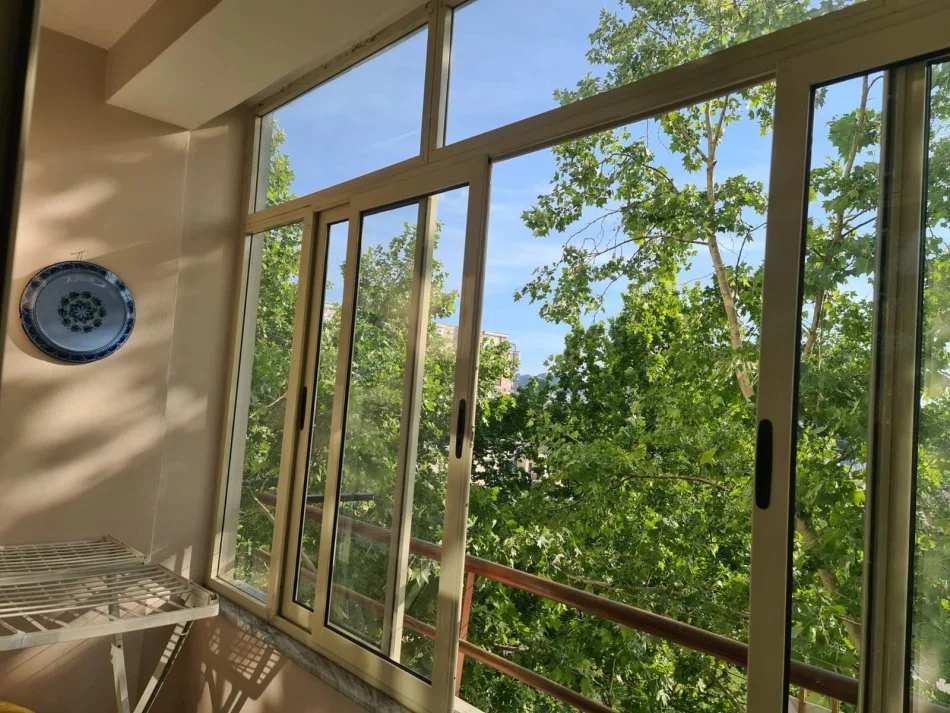 Tirane, jepet me qera apartament 1+1+Ballkon Kati 3, 70 m² 500 € (Rruga Don Bosko)