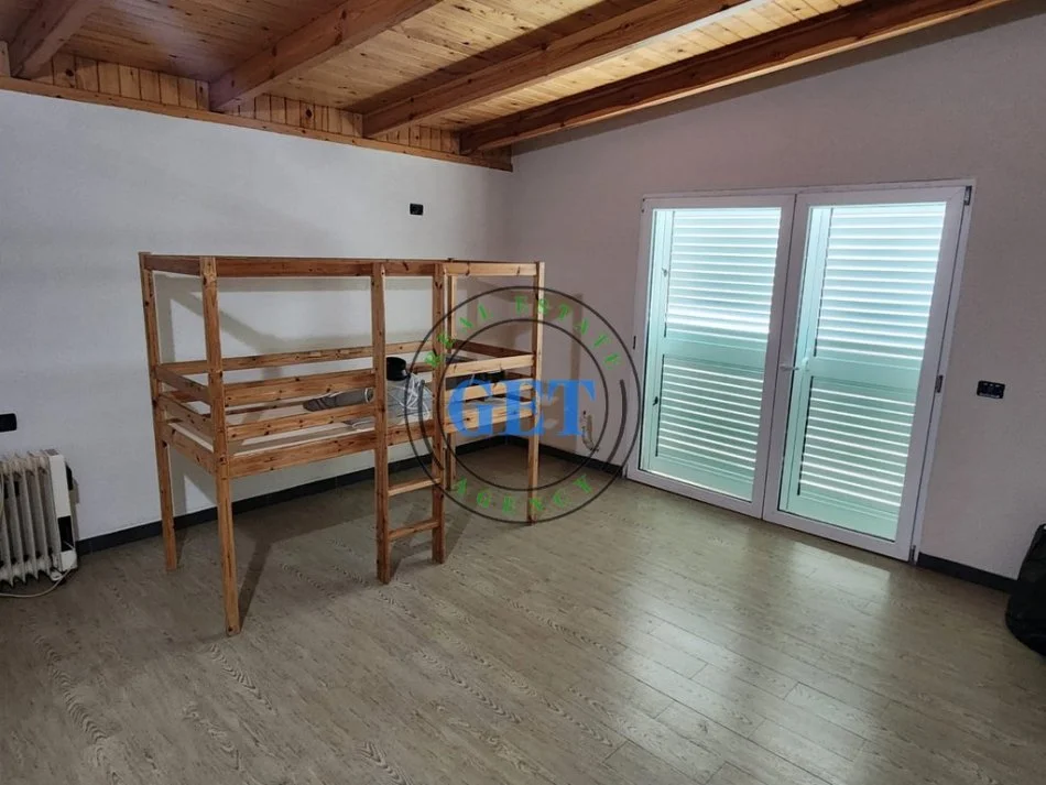 jepet me qera Vile 5+1 , 500 m² 1.000 € (Kryqi i Kuq, Durres)