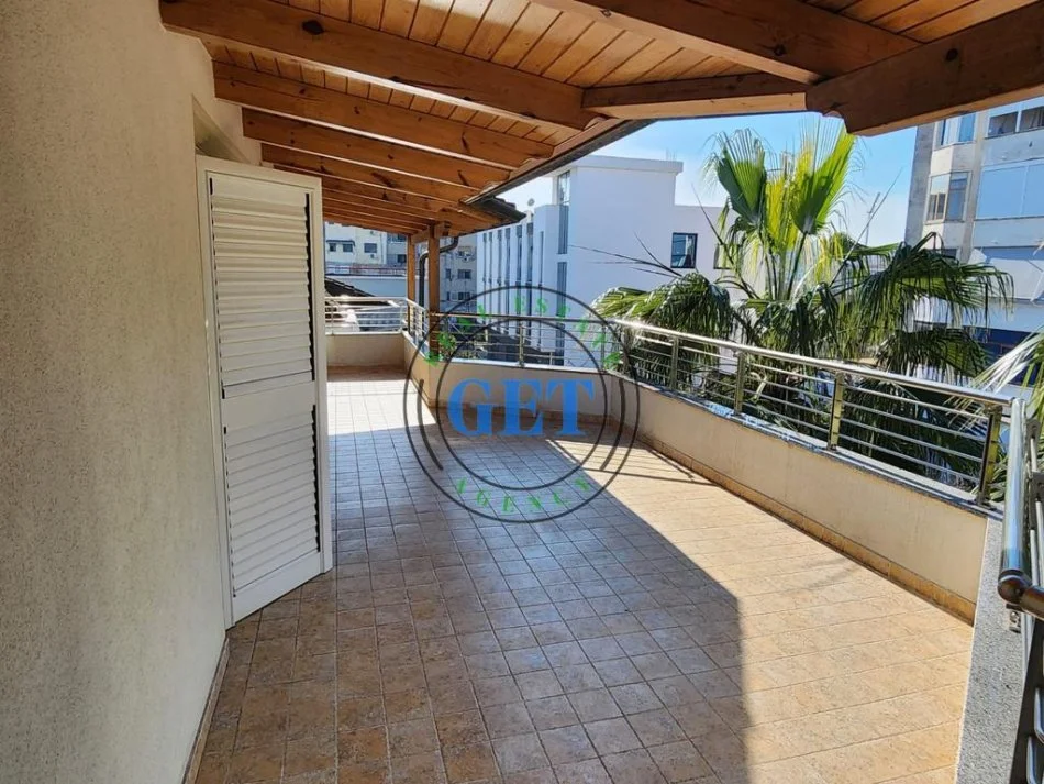 jepet me qera Vile 5+1 , 500 m² 1.000 € (Kryqi i Kuq, Durres)