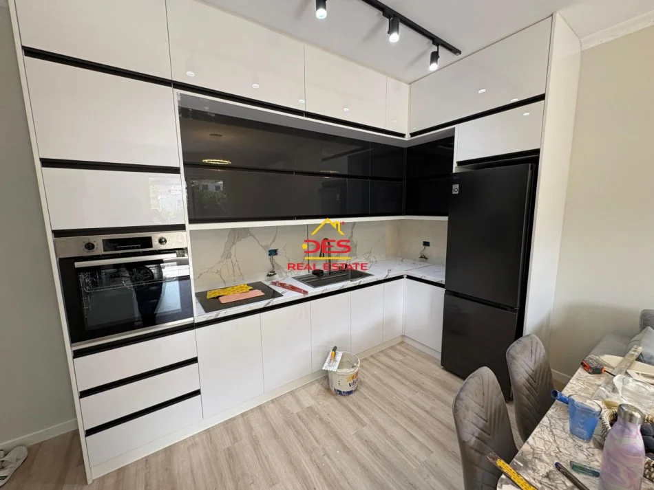 Vlore, jepet me qera apartament 1+1+Ballkon Kati 6, 70 m² 450 € (Rruga Murat Tërbaçi)