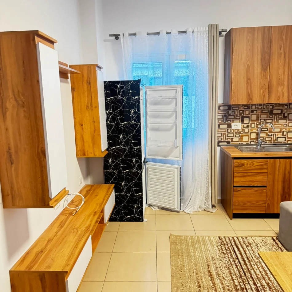 Tirane, jepet me qera apartament 1+1 Kati 1, 60 m² 500 € (5 Maj prane Concord Center)