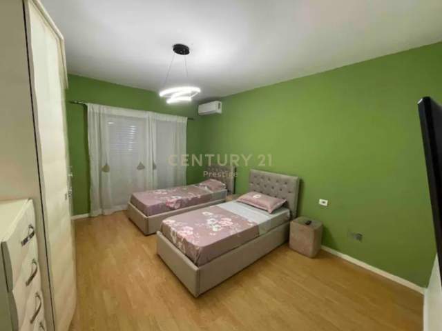 Tirane, jepet me qera apartament 3+1 Kati 2, 850 Euro (KOMUNA E PARISIT)