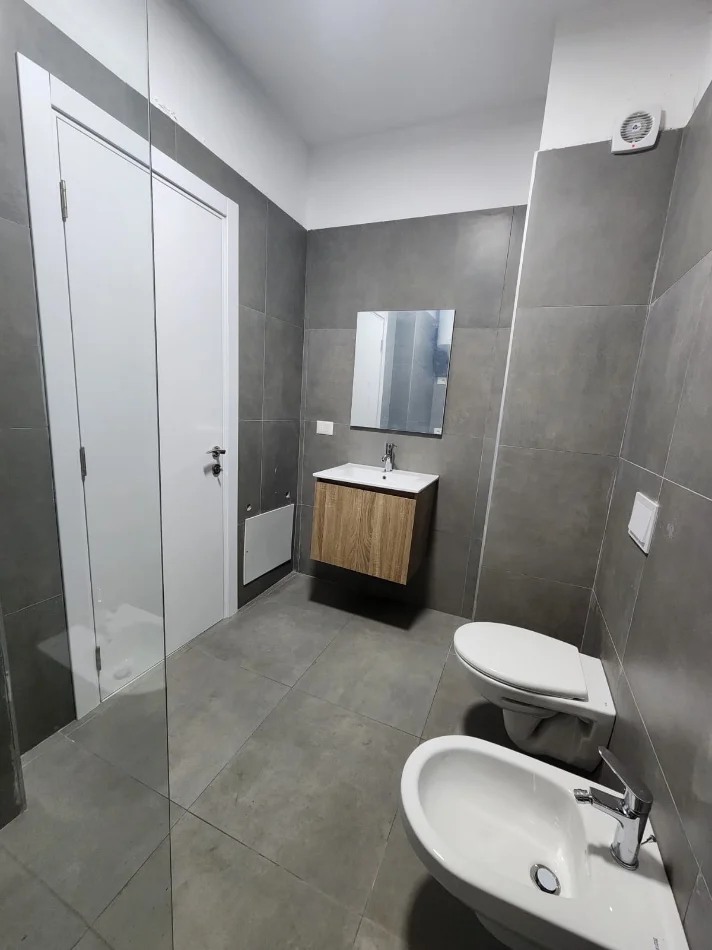 Tirane, jepet me qera apartament 1+1 Kati 11, 76 m² 550 € (Farmacia 10 prane spitalit Nene Tereza)