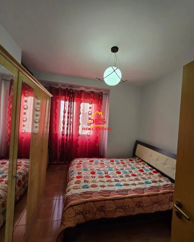 Vlore, jepet me qera apartament 2+1+Ballkon Kati 5, 100 m² 550 € (Rruga Murat Tërbaçi)