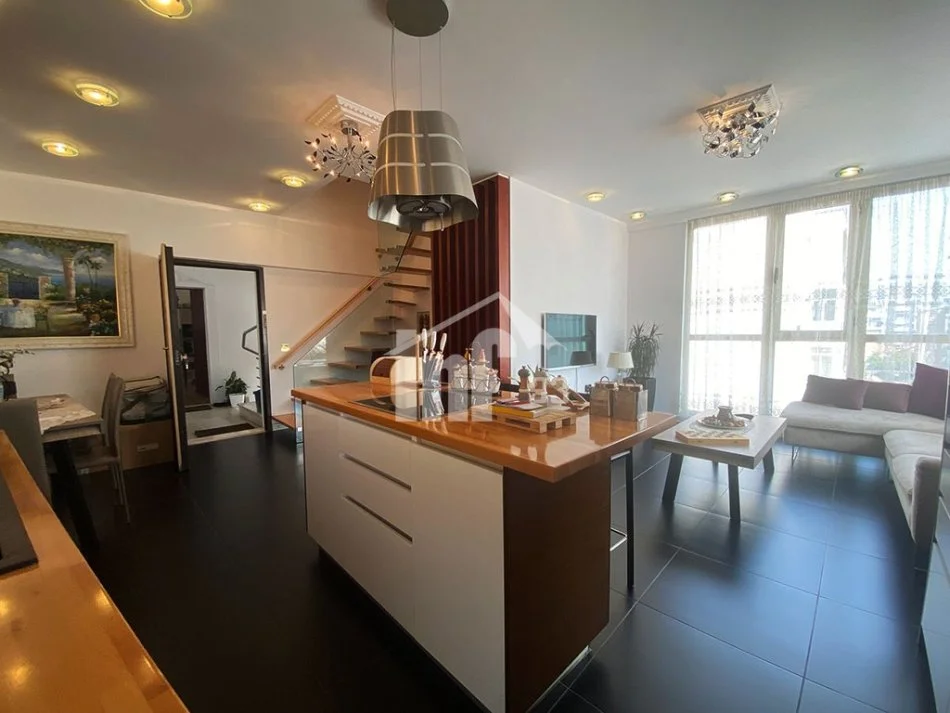 Tirane, jepet me qera apartament duplex Dublex Kati 5, 110 m² 1.100 € (PERBALLE QENDRES "KRISTAL")