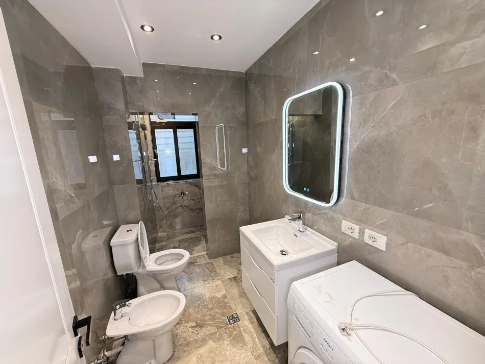 Tirane, jepet me qera apartament 2+1 Kati 1, 98 m² 700 € (Ish parku)