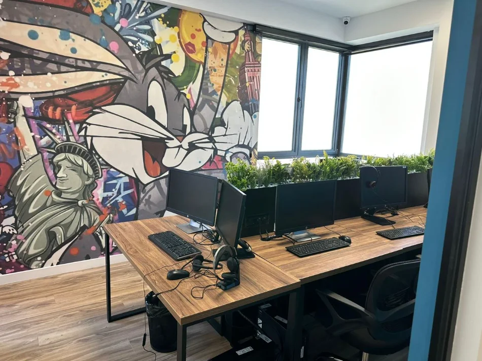 Tirane, jepet me qera zyre Kati 2, 215 m² 1.700 €