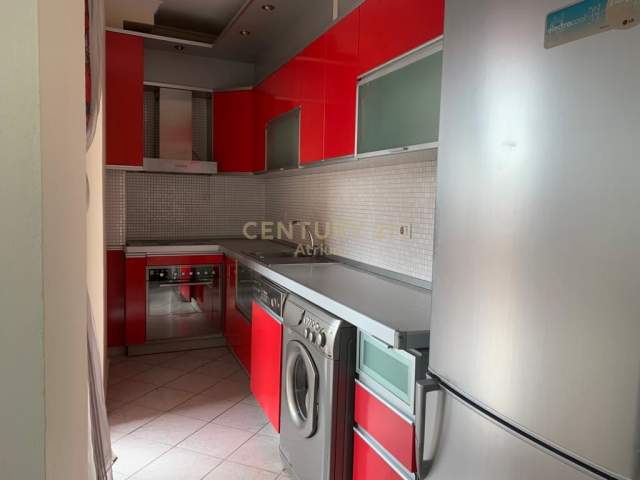 Tirane, jepet me qera apartament 2+1+BLK Kati 4, 83 m² 550 Euro.