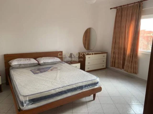 Tirane, jepet me qera apartament 2+1+BLK Kati 4, 83 m² 550 Euro.