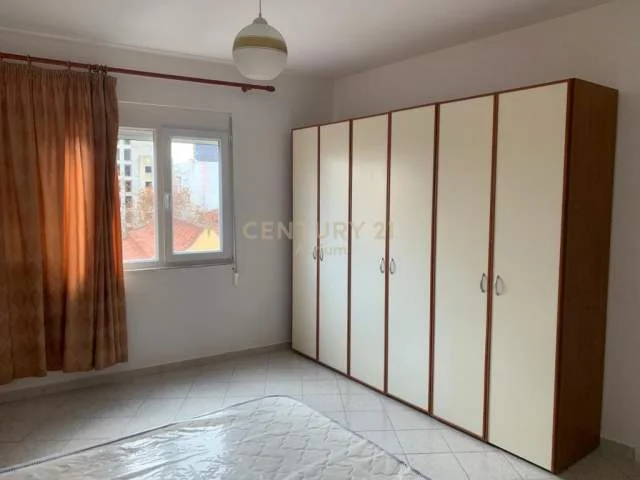 Tirane, jepet me qera apartament 2+1+BLK Kati 4, 83 m² 550 Euro.