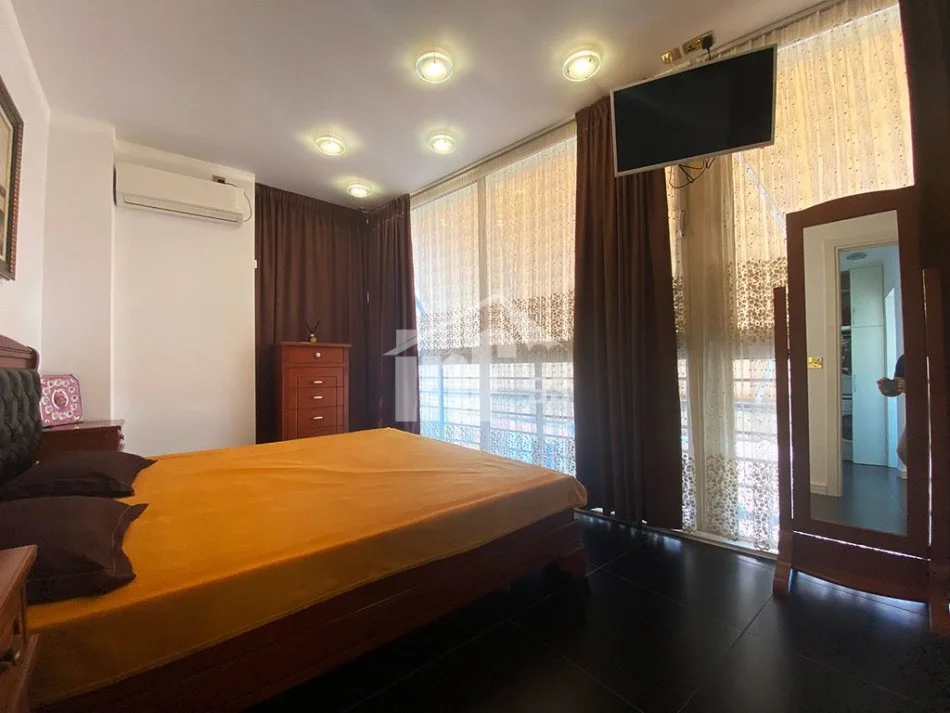 Tirane, jepet me qera apartament duplex Dublex Kati 5, 110 m² 1.100 € (PERBALLE QENDRES "KRISTAL")