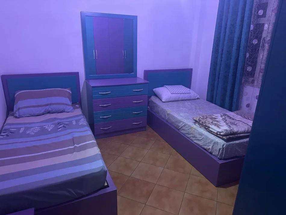 Tirane, jepet me qera apartament Kati 4, 92 m² 450 € (Kompleksi Malezjan,Kthesa e Kamzes)