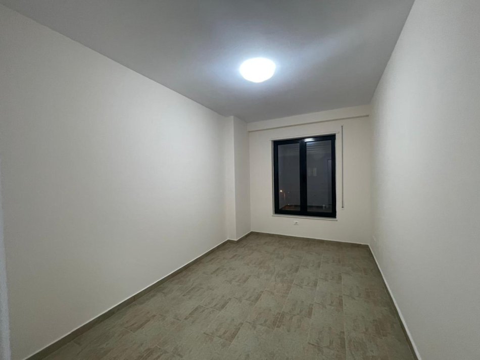 Tirane, jepet me qera zyre Kati 3, 110 m² 700 € (Rruga Karl Gega)