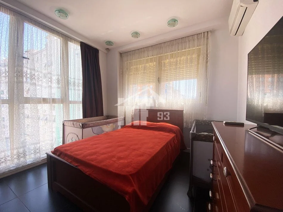 Tirane, jepet me qera apartament duplex Dublex Kati 5, 110 m² 1.100 € (PERBALLE QENDRES "KRISTAL")