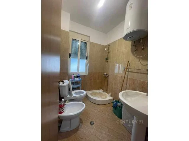 Tirane, jepet me qera apartament 2+1+BLK Kati 4, 80 m² 420 Euro (prane Restorant Fresku)