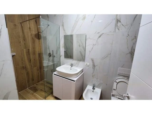 Tirane, jepet me qera apartament 2+1+BLK Kati 7, 107 m² 650 Euro (ish Fusha e Aviacionit)