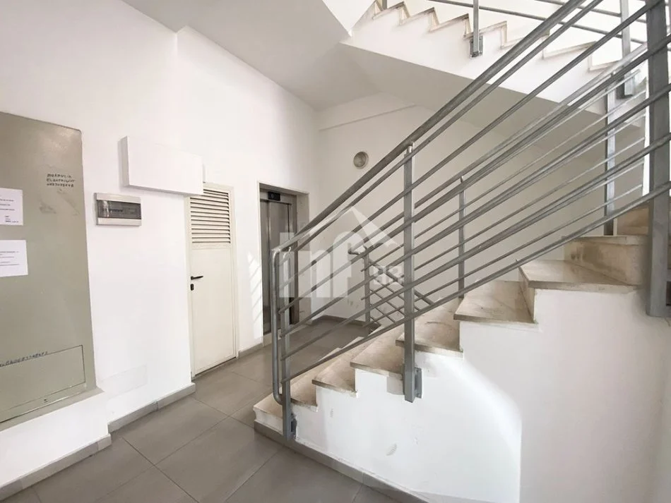 Tirane, jepet me qera apartament duplex Dublex Kati 5, 110 m² 1.100 € (PERBALLE QENDRES "KRISTAL")