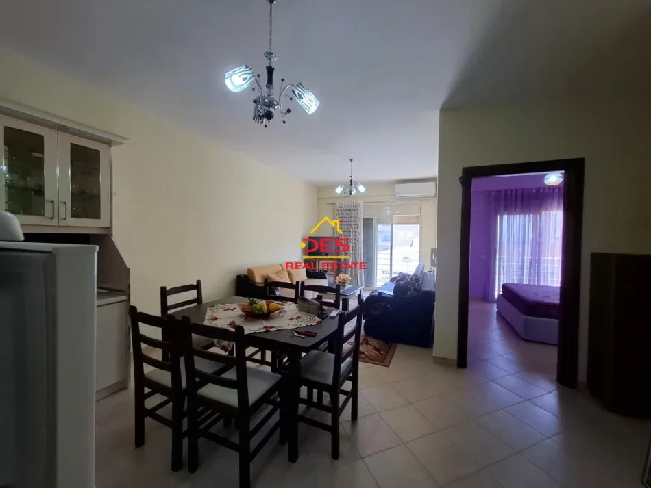 Vlore, jepet me qera apartament 1+1+Ballkon Kati 5, 70 m² 350 € (Rruga Sazani)