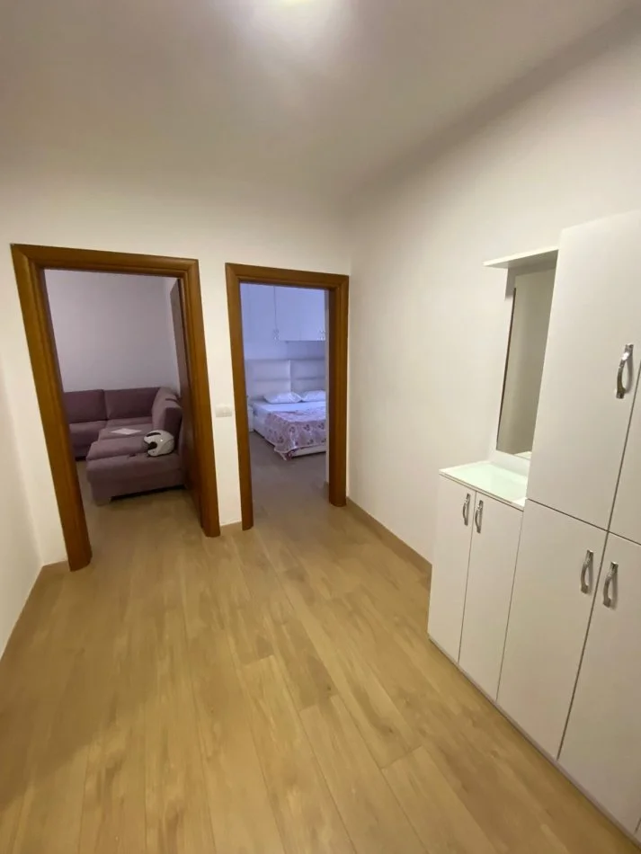 Tirane, jepet me qera apartament 1+1 Kati 1, 65 m² 600 € (rruga Myslym Shyr)