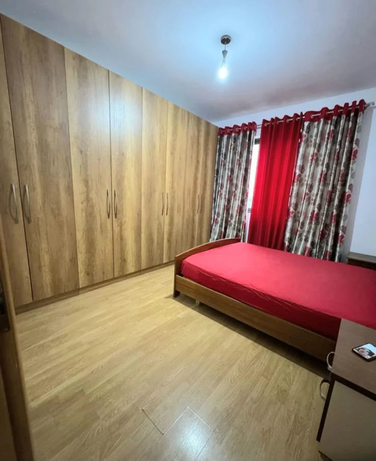 Tirane, jepet me qera apartament 1+1+Ballkon Kati 3, 78 m² 400 € (Rruga E Dibres)
