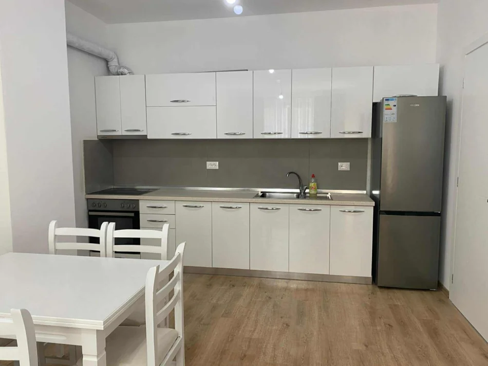 Tirane, jepet me qera apartament 1+1 , 65 m² 600 € (Porcelan)