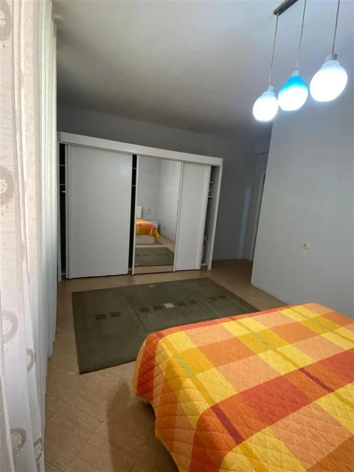 Tirane, jepet me qera shtepi 2+1+Ballkon Kati 1, 100 m² 500 € (Rruga Imer Ndregjoni)
