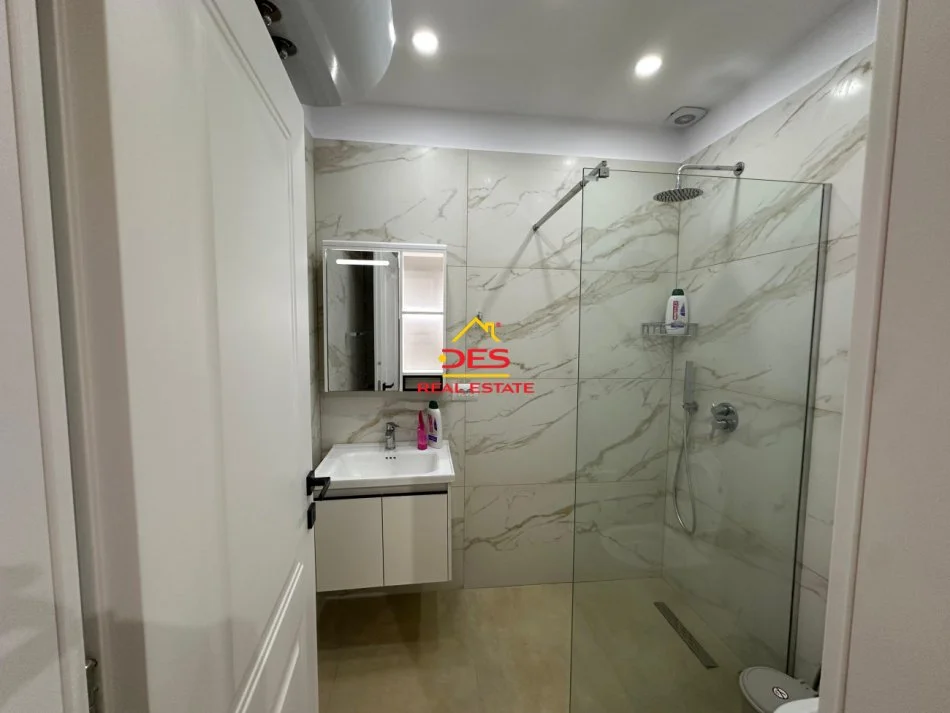 Vlore, jepet me qera apartament 1+1+Ballkon Kati 7, 65 m² 350 € (Rruga Shyqyri Ali Merka, Vlorë)