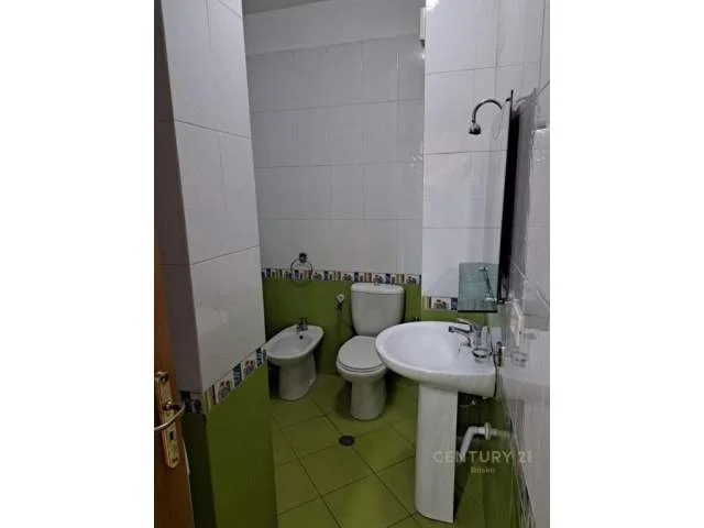Tirane, jepet me qera apartament 2+1 Kati 5, 65 m² 450 Euro (Spitali Gjerman)