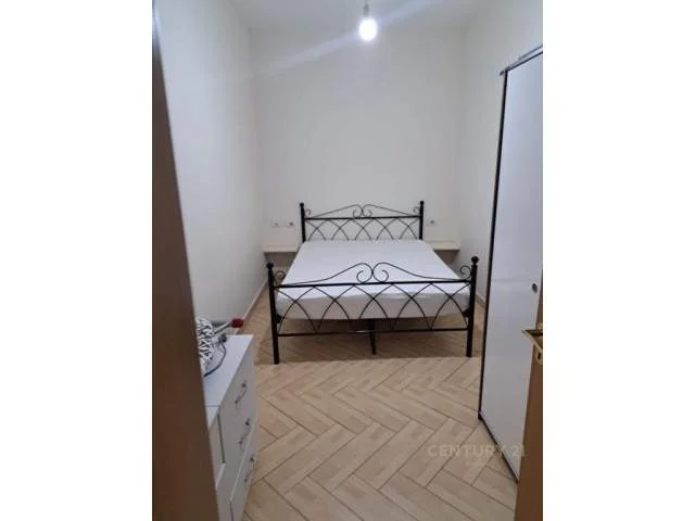 Tirane, jepet me qera apartament 2+1 Kati 5, 65 m² 450 Euro (Spitali Gjerman)