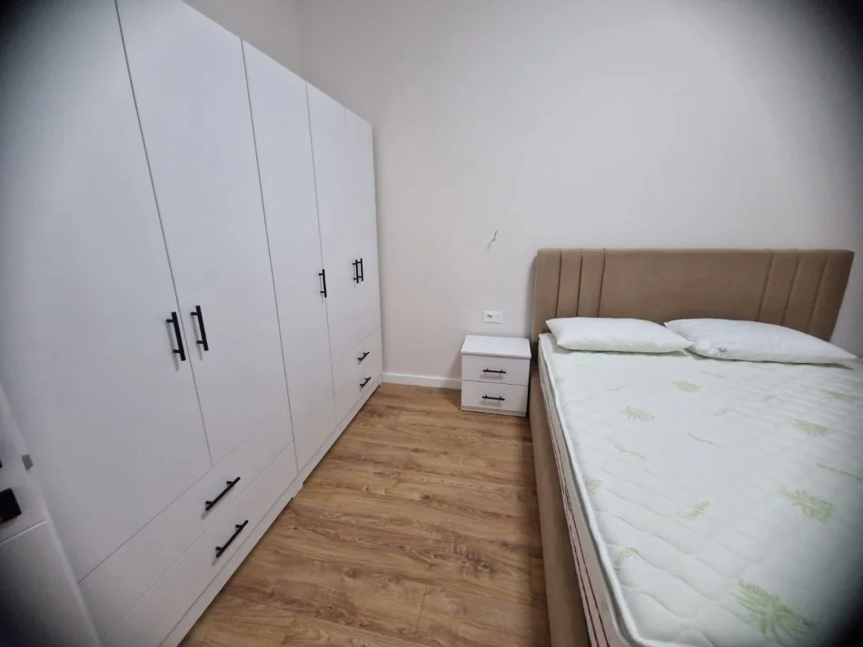 Tirane, jepet me qera apartament 2+1+Ballkon Kati 2, 90 m² 800 € 