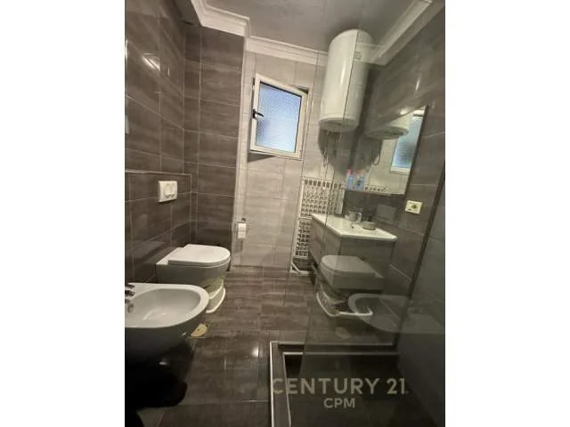 Tirane, jepet me qera apartament 1+1 Kati 4, 70 m² 550 Euro (Zogu i zi, prane Ring Center)