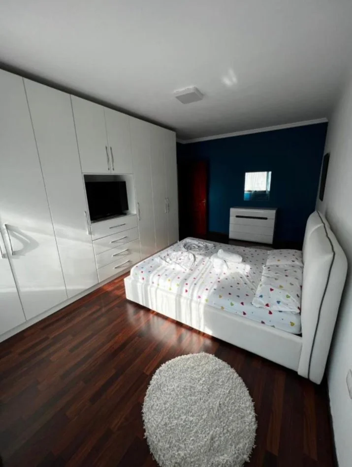 Tirane, jepet me qera apartament 2+1+Ballkon Kati 4, 112 m² 800 € (Rrugen e Kavajes)