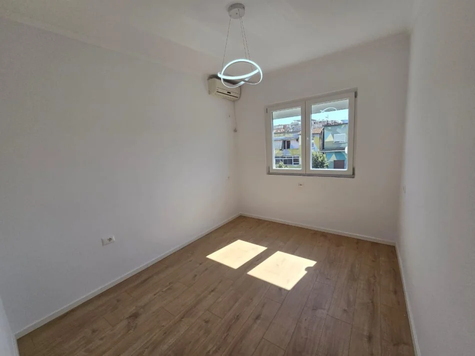 Shitet Apartment Te Rr Bardhyl Në Rr Kryesore Afër Spitaleve sipërfaqja 77m²
