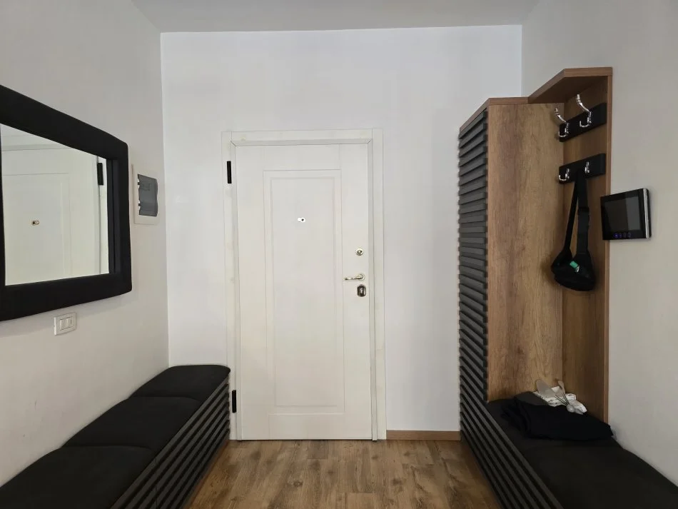 Tirane, jepet me qera apartament 2+1+Ballkon Kati 6, 80 m² 1.300 € (Rr. e Kavajes)