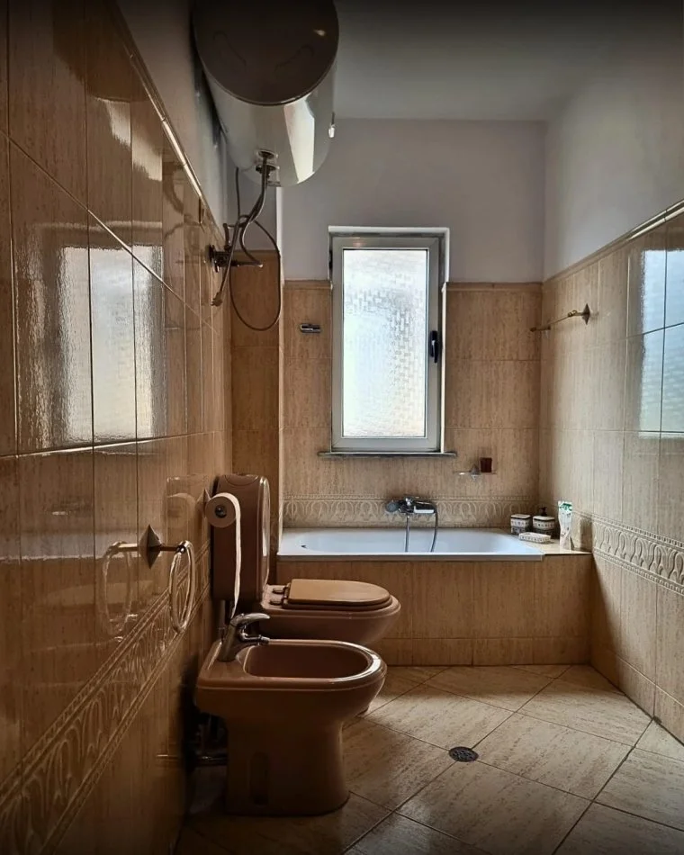 Tirane, jepet me qera apartament 3+1+Ballkon Kati 2, 250 m² 1.200 € (STADIUMI DINAMO)