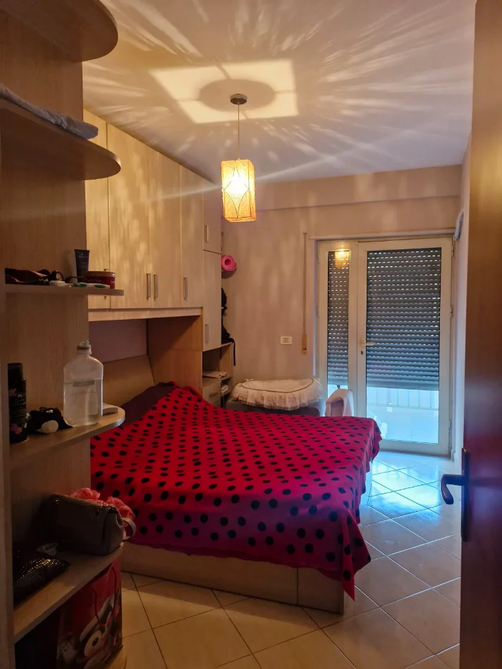 Tirane, jepet me qera apartament 1+1 Kati 3, 50 m² 550 € (Ish parku)