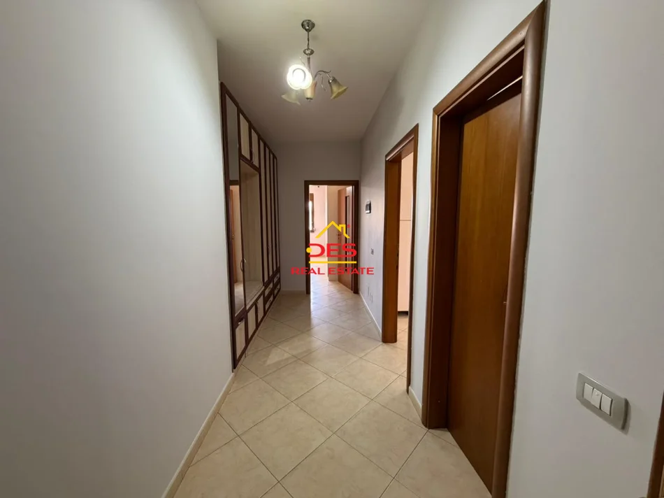 Vlore, shitet apartament 1+1+Ballkon Kati 8, 80 m² 125.000 € (Rruga Hasan Kushta)