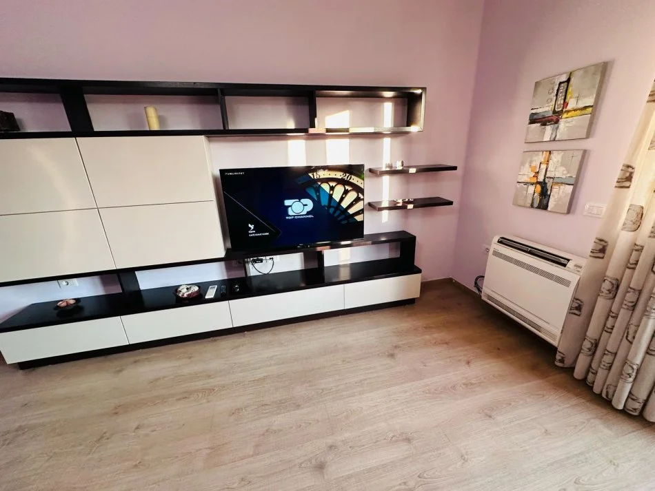 Tirane, jepet me qera apartament 2+1+Ballkon Kati 2, 110 m² 650 € 