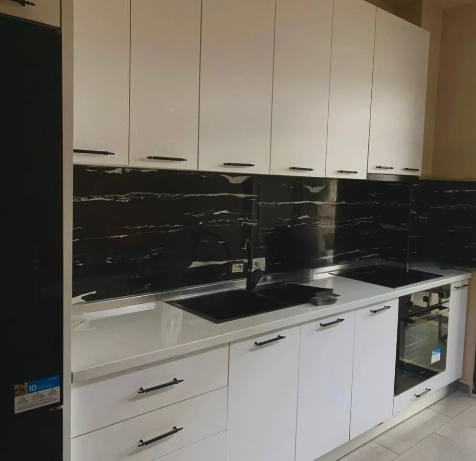 Tirane, jepet me qera apartament 1+1+Ballkon Kati 3, 85 m² 400 € (rruga 5 Maj)