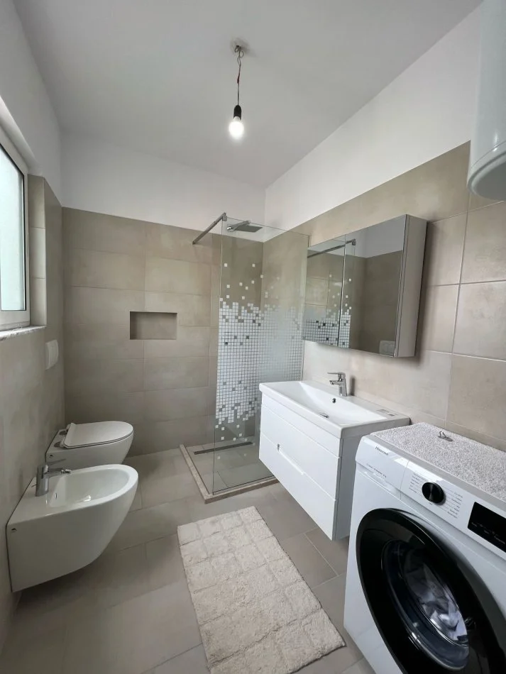 Tirane, jepet me qera apartament 1+1+Ballkon Kati 7, 55 m² 600 € (Bulevardi Gjergj Fishta) 0693082474