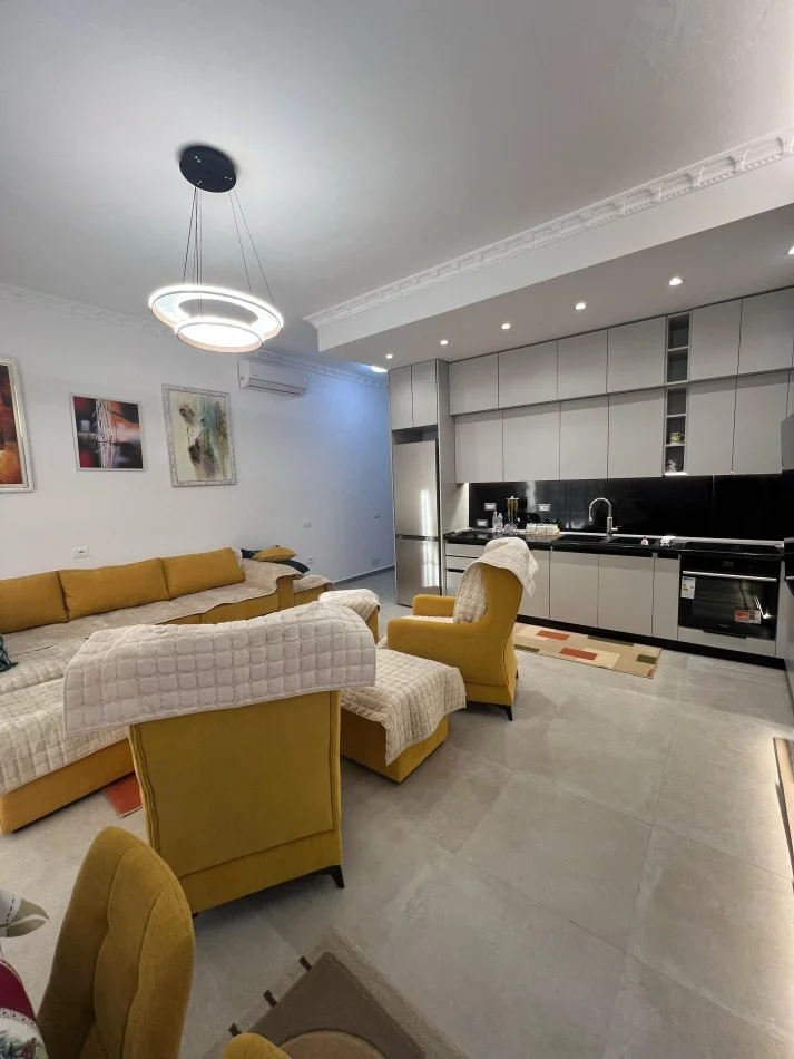 Tirane, jepet me qera apartament 2+1 Kati 7, 90 m² 1.200 € (KAFE FLORA)