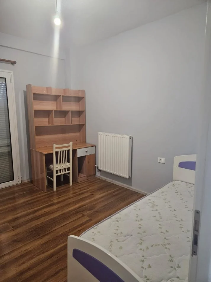 Tirane, jepet me qera apartament 3+1+Ballkon Kati 3, 160 m² 560 € (Qyteti Studenti)
