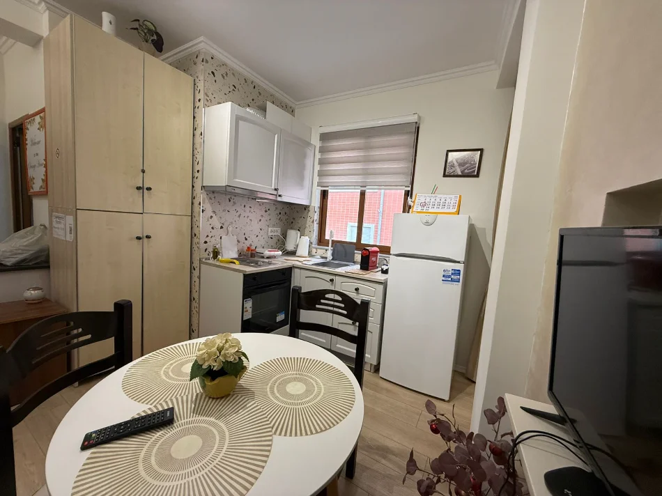 Tirane, jepet me qera apartament 1+1 Kati 4, 40 m² 500 € (Rruga Myslym Shyri)