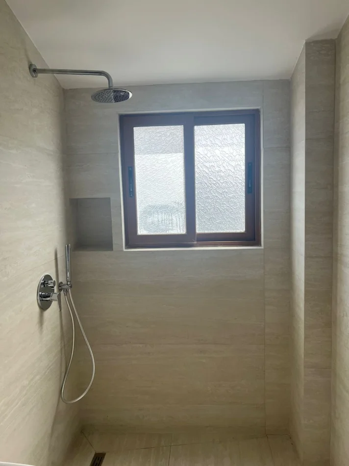 Tirane, jepet me qera apartament 3+1+Ballkon Kati 4, 99 m² 550 € (Prane universitet marin barleti)